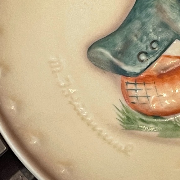 VINTAGE M.J. HUMMEL PLATE 1979 - "Singing Lesson" - Picture 5 of 15